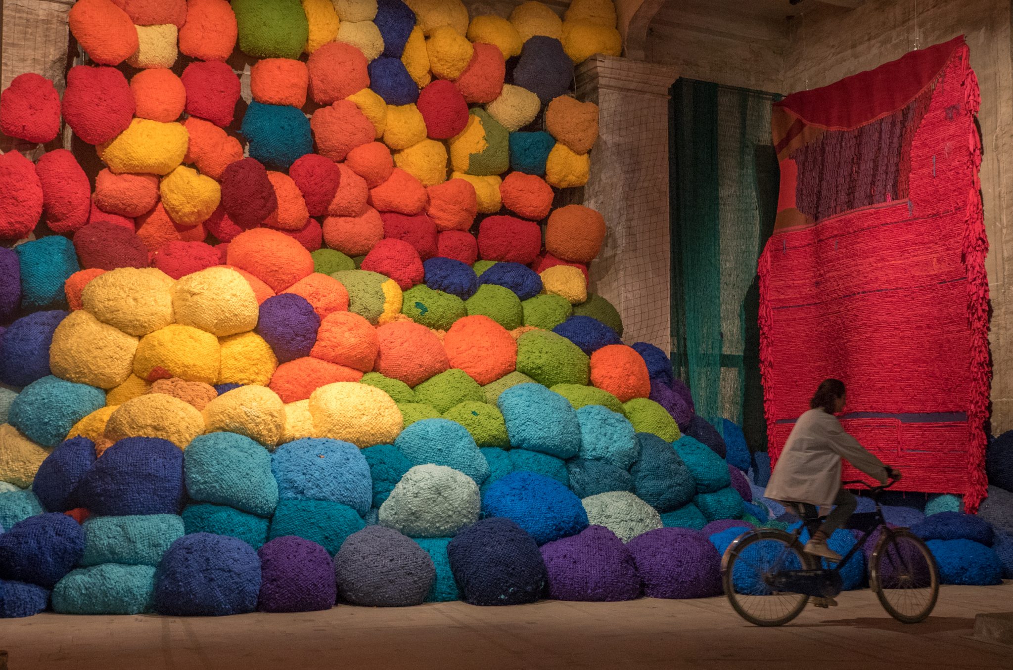 Sheila Hicks: The Irrepressible Trajectory of Lines and Color - Sculpture